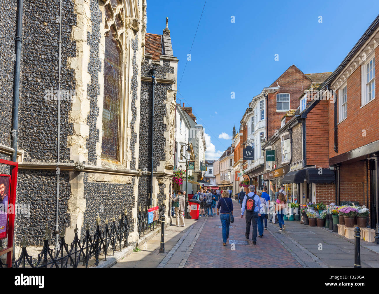 St Margaret's Street en el centro de la ciudad con los Cuentos de Canterbury la atracción de visitantes en la izquierda, Canterbury, Kent, Inglaterra, Reino Unido. Foto de stock