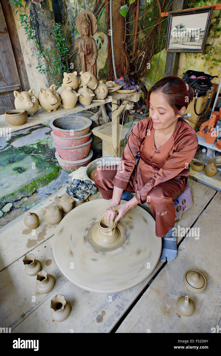 Olla de barro de cerámica vietnam fotografías e imágenes de alta resolución  - Alamy