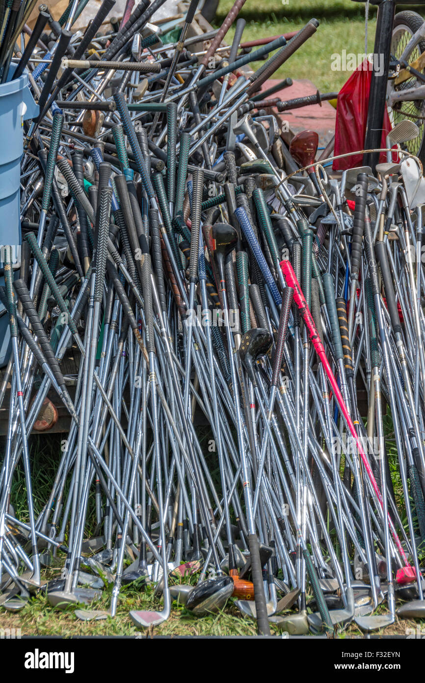 Pila de palos de golf usados en la autopista 127 Yard Sale en Kentucky,  EE.UU Fotografía de stock - Alamy