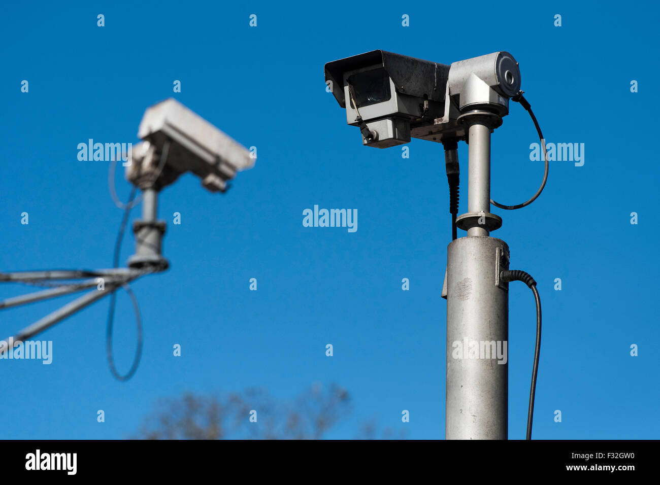 Dos cámaras de seguridad CCTV contra un cielo azul. Foto de stock