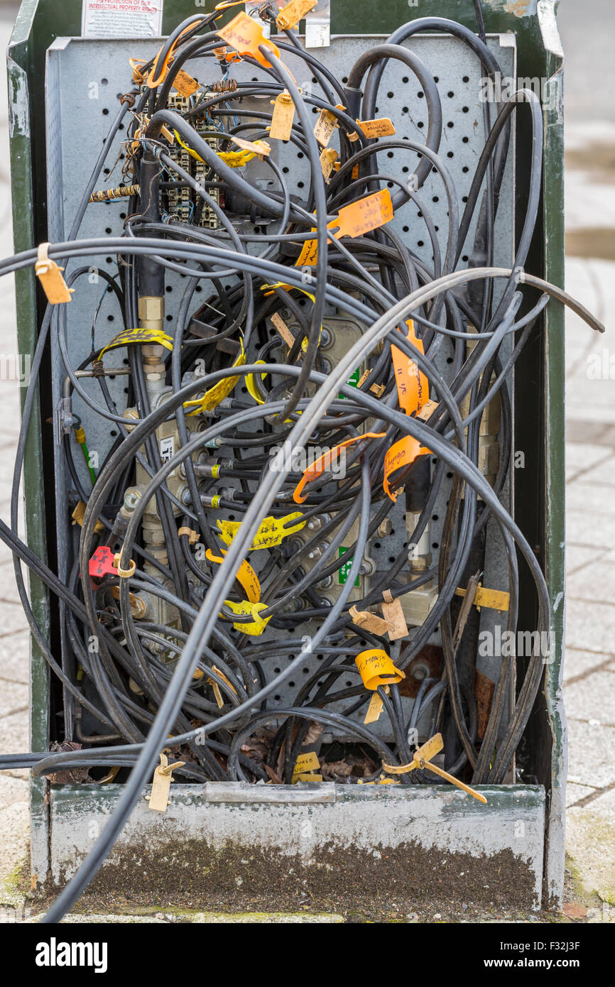 Una caja de conexiones del teléfono dañada en una calle del Reino Unido Foto de stock
