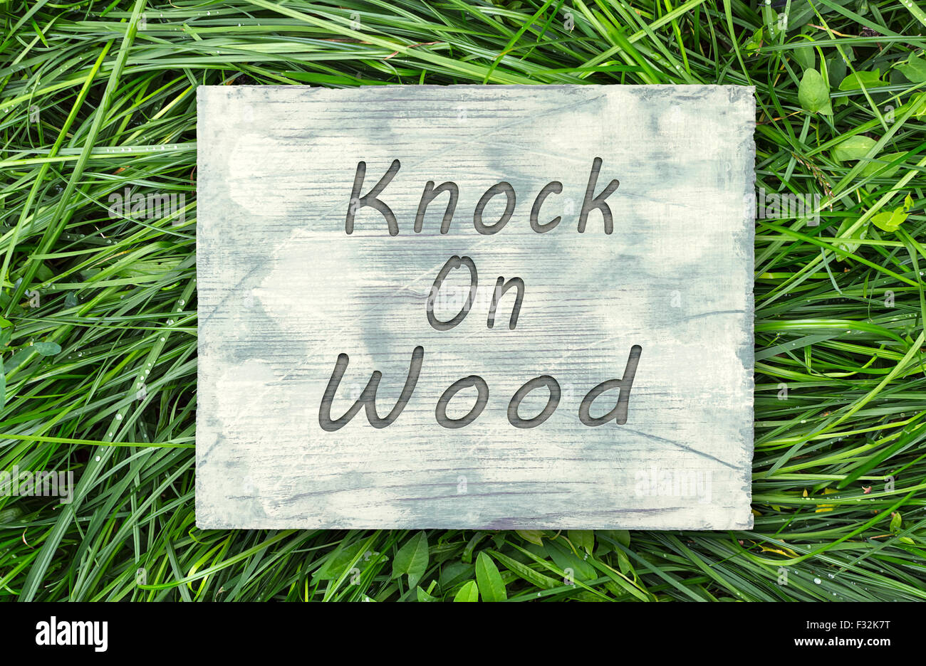 Vintage hipster frase motivacional nota, Knock On Wood sign. Foto de stock