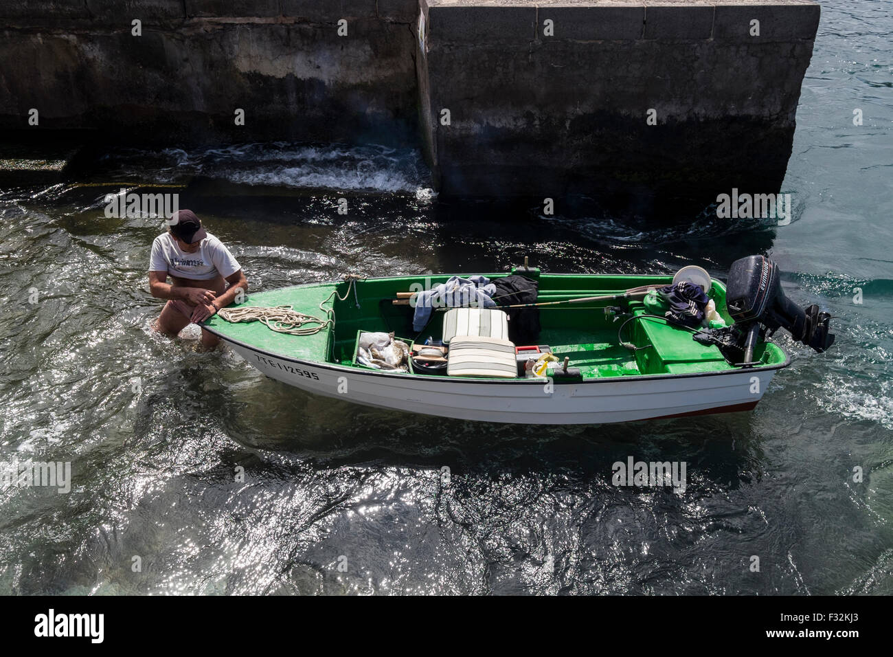 Pescador aterrizar su bote en la grada. Alcala, Tenerife, Islas Canarias, España. Foto de stock