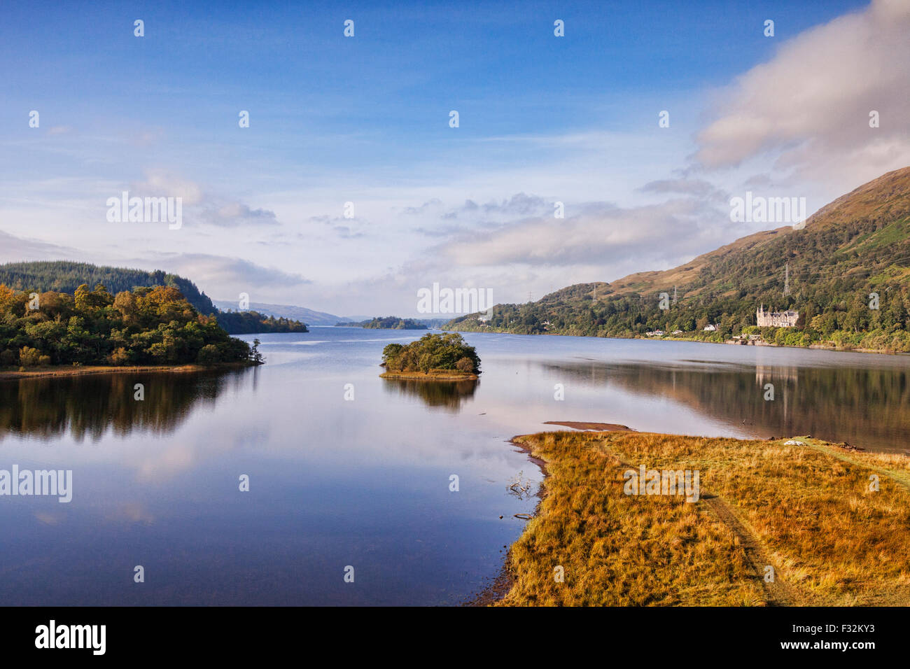 El Loch Awe y una vista lejana al Loch Awe Hotel, Argyll and Bute, en Escocia, Reino Unido. Foto de stock