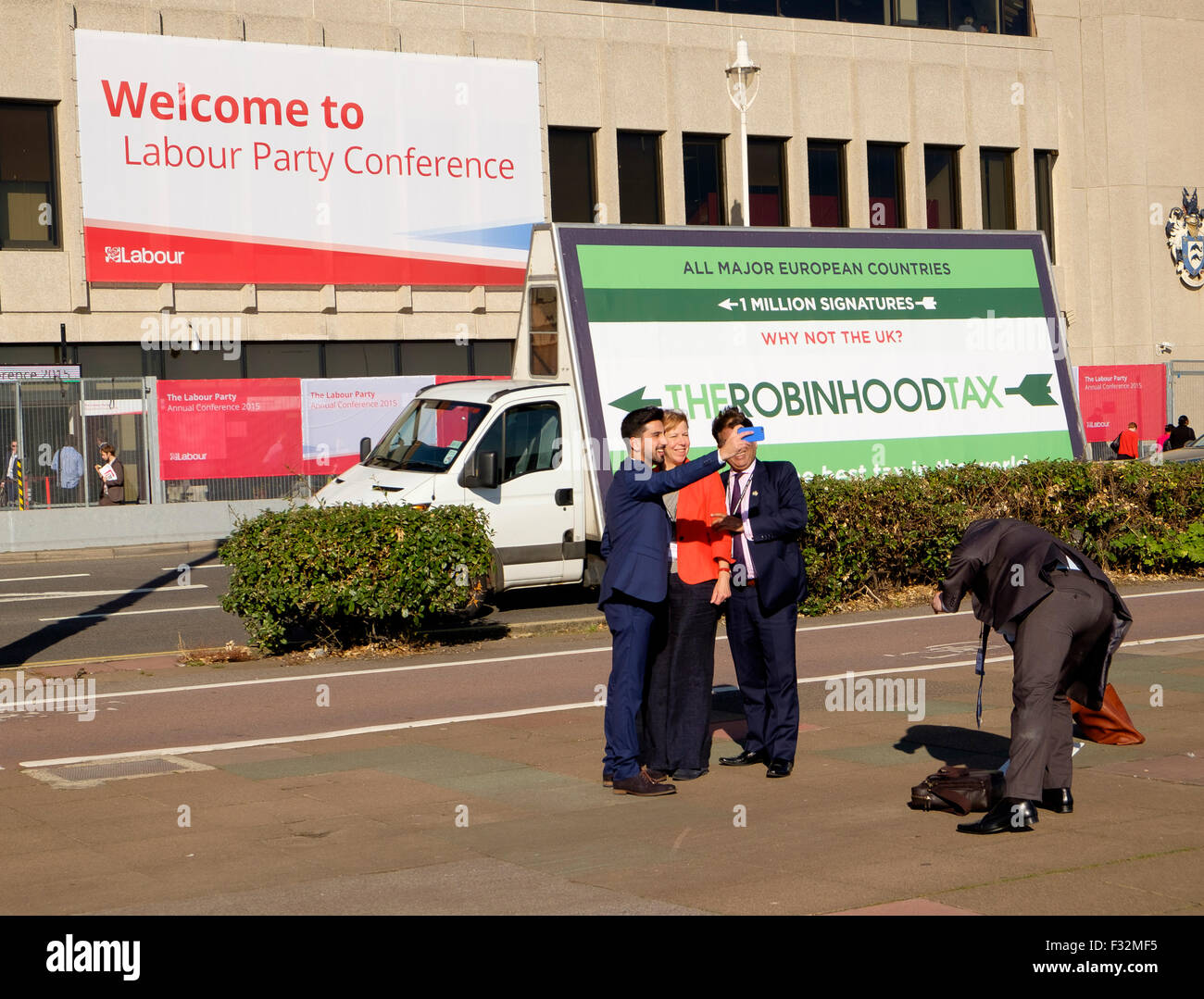 Brighton, Reino Unido. El 28 de septiembre de 2015. Los delegados teniendo selfie en el sol fuera de conferencia del Partido Laborista en Brighton Center mientras luchan por el letrero de Robin Hood unidades tributarias por crédito: Scott Hortop/Alamy Live News Foto de stock