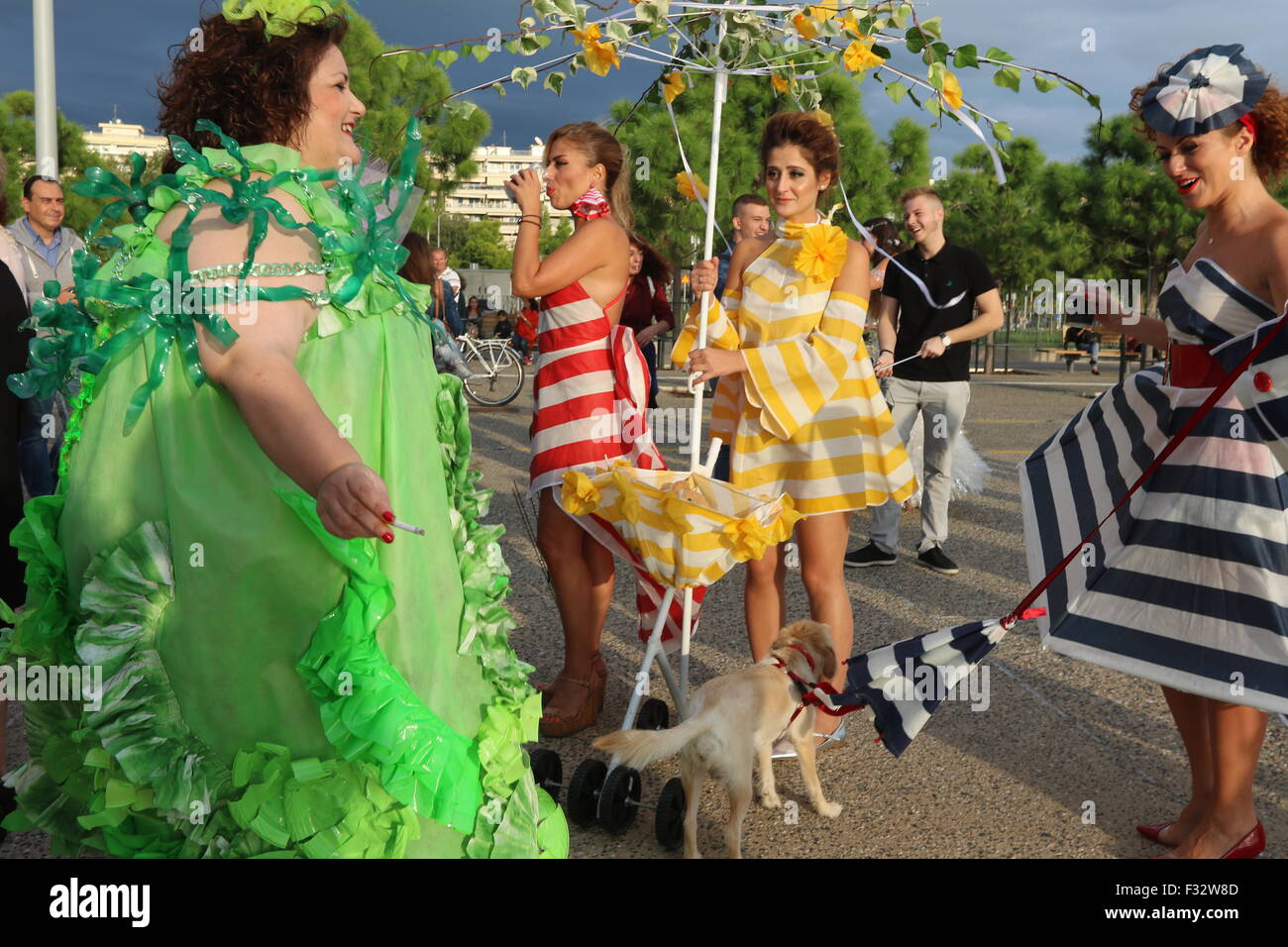 Desfile de moda de reciclaje fotografías e imágenes de alta resolución -  Alamy