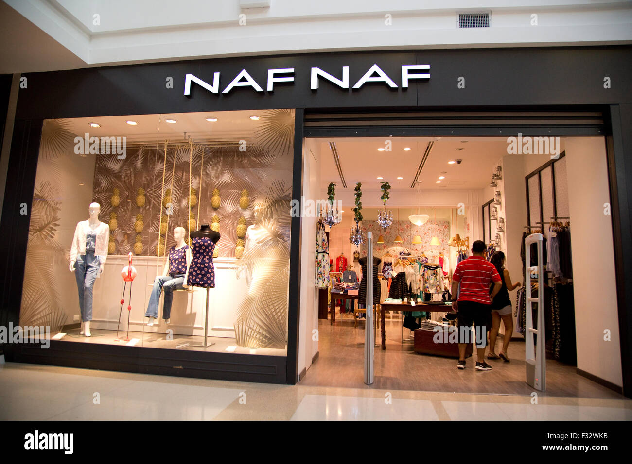 Naf naf fotografías e imágenes de alta resolución - Alamy