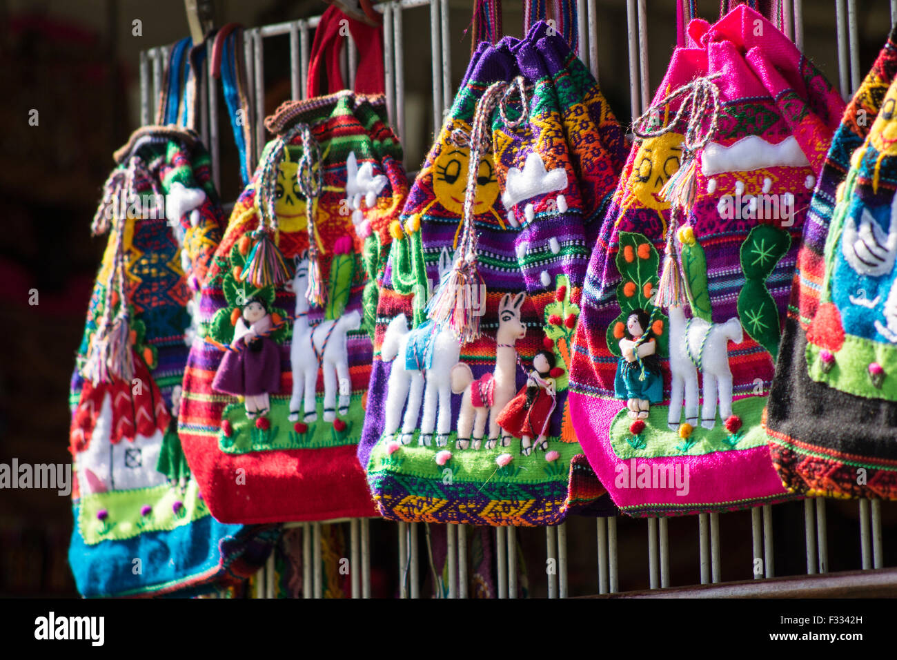 Ejemplo de bolsos hechos por artesanos de Perú Fotografía de stock - Alamy