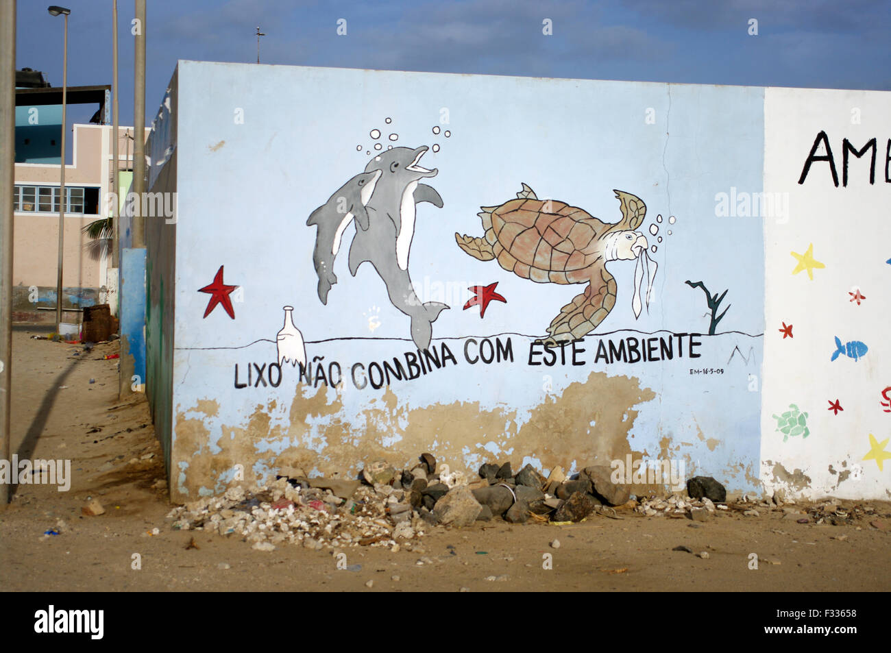 Murales y graffiti acerca de salvar el medio ambiente pintado en una pared  en la playa de Boa Vista, en la isla de Cabo Verde Fotografía de stock -  Alamy