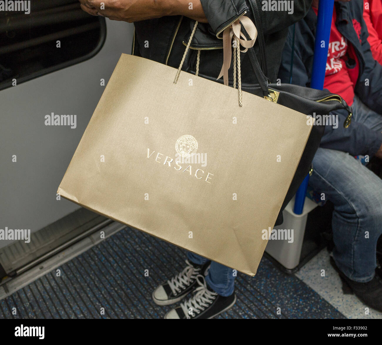 Una bolsa de Versace en un tubo tren subterráneo en Londres, Gran Bretaña Foto de stock