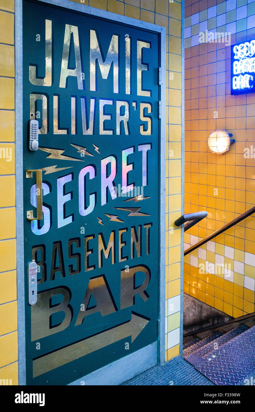 Jamie Oliver's Secret Bar en el sótano, en el Covent Garden de Londres, Gran Bretaña Foto de stock