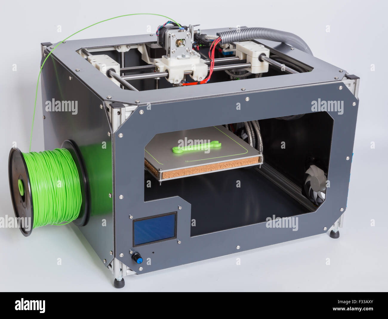 Impresora 3d con filamentos de color verde brillante. Foto de stock