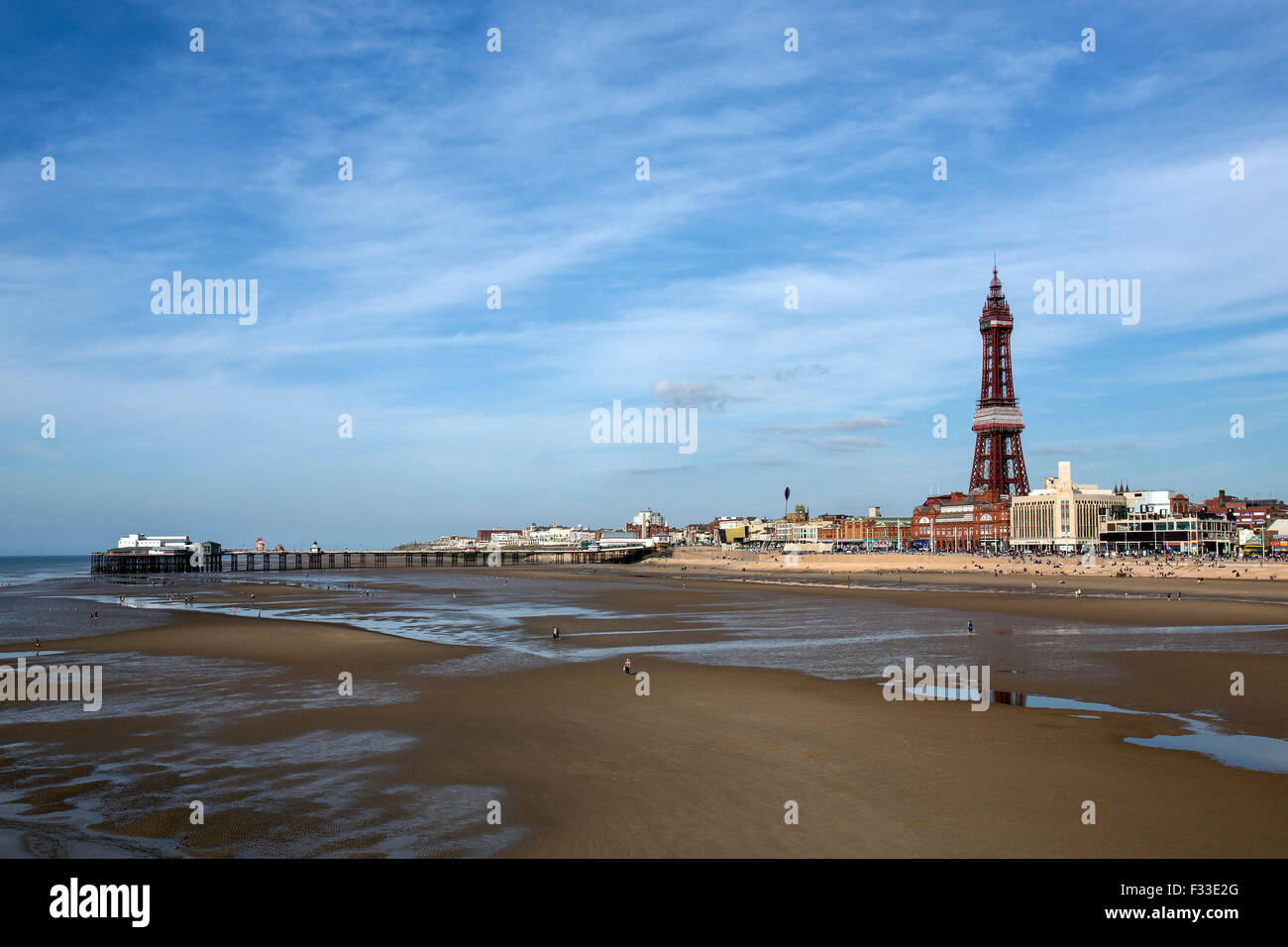 El Old North Pier y la Torre de Blackpool, en el balneario de Blackpool, en la costa del noroeste de Inglaterra. Foto de stock