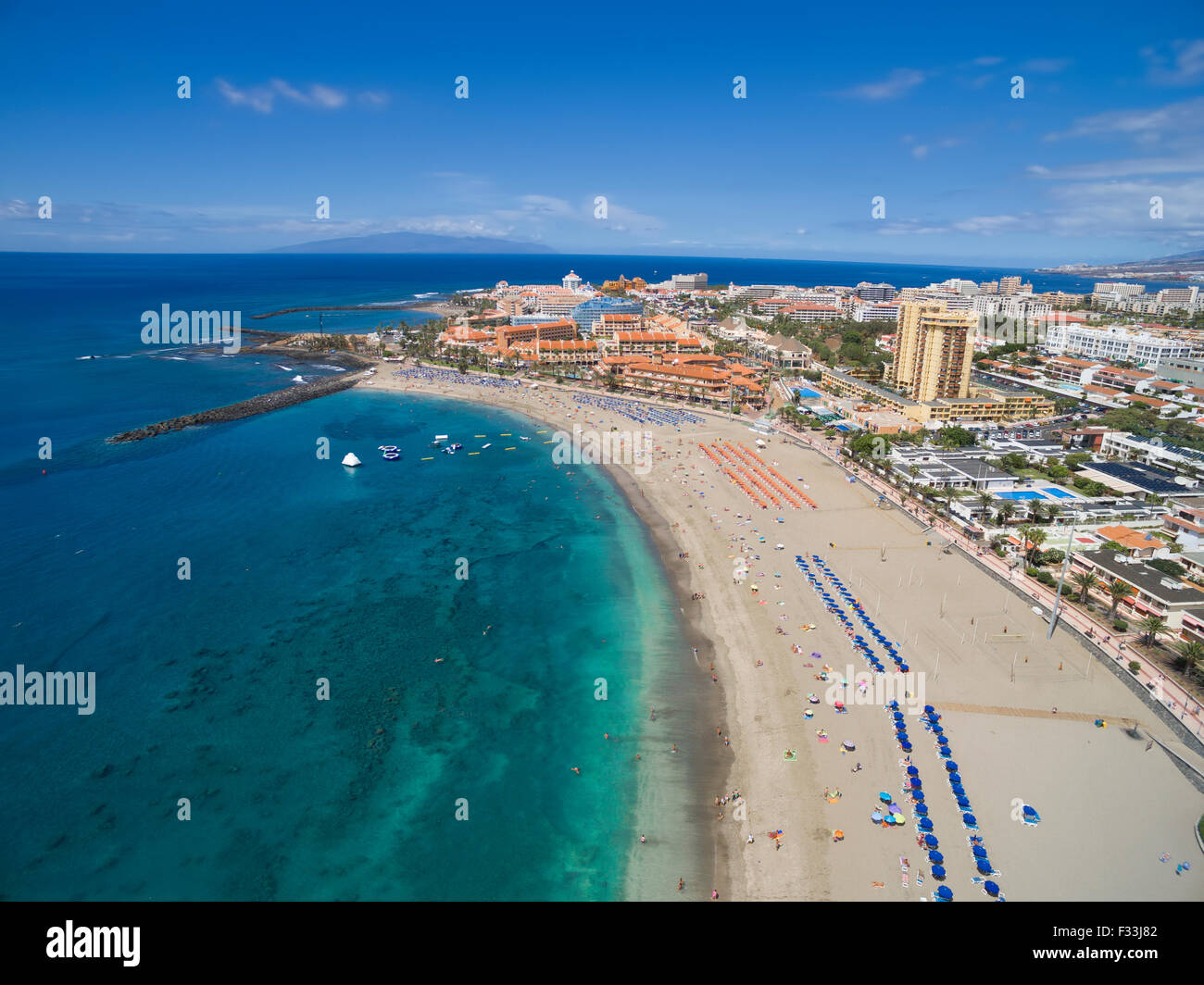 Toma aérea de la hermosa playa y el océano en Adeje Playa de las Americas,  Tenerife Islas, España Fotografía de stock - Alamy