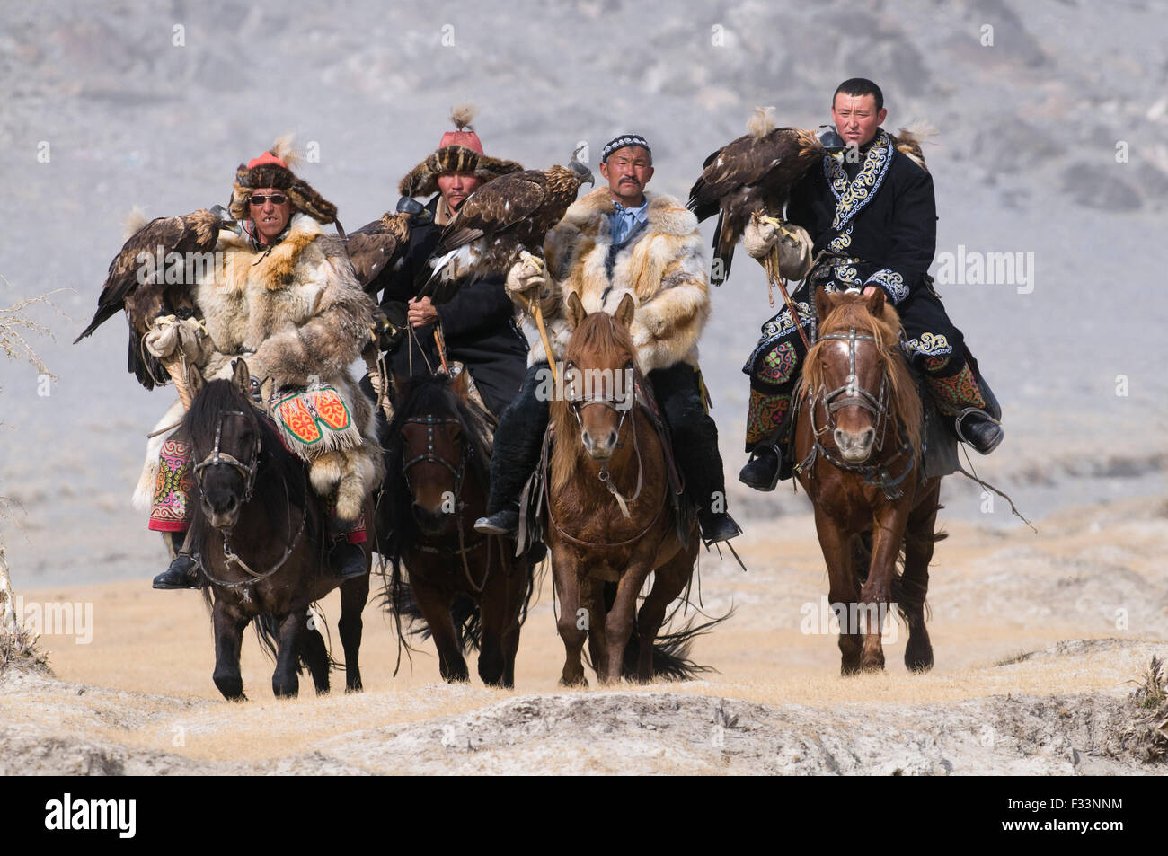 Eagle cazadores en ruta hacia el festival Eagle cazadores cerca Ulgii en Mongolia occidental, Octubre Foto de stock
