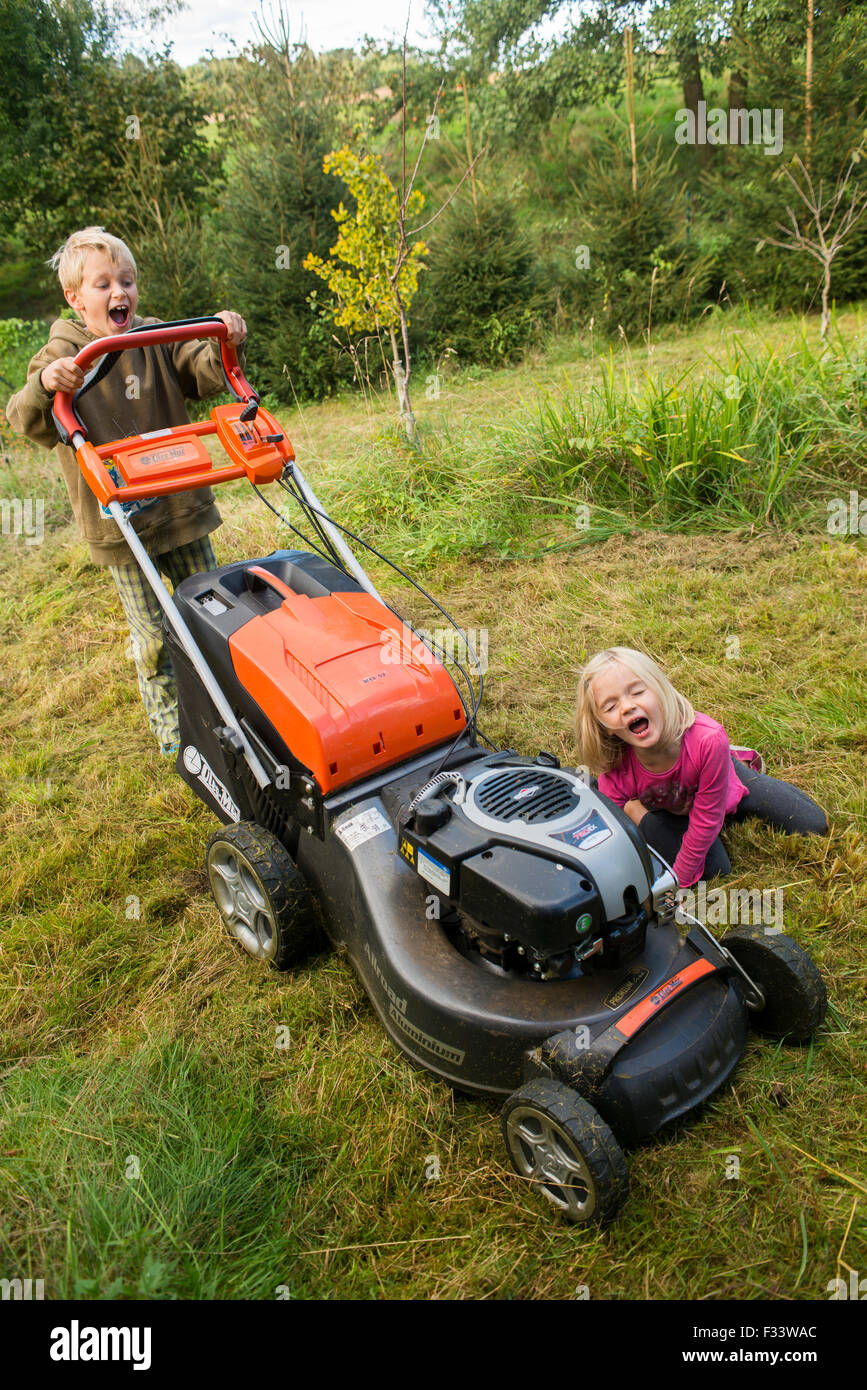 Los niños accidentes cortacéspedes de césped, jardín, verano, césped  cortadora, cortadora de césped, la siega, peligrosa y potencialmente  mortal, el equipo Fotografía de stock - Alamy