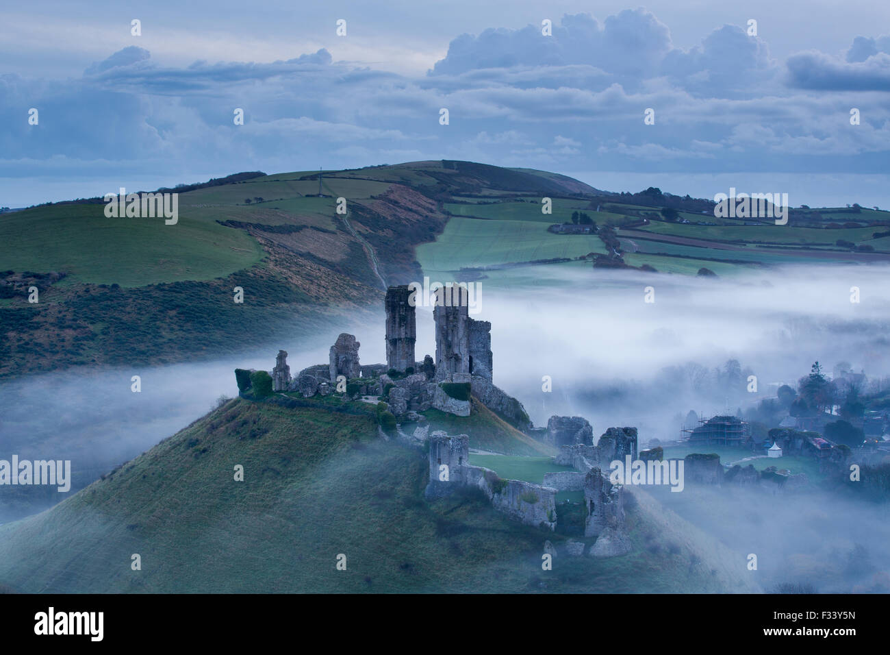 El castillo Corfe en la neblina al amanecer, Dorset, Inglaterra, Reino Unido. Foto de stock