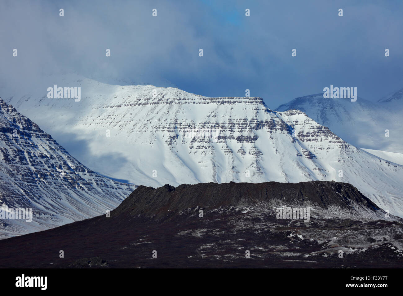 El cráter volcánico con snowclad Eldborg Hafursfell, más allá de la península de Snaefellsness, Islandia Foto de stock