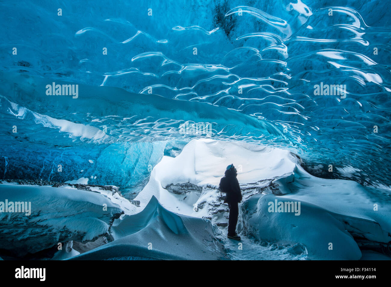 Ao Thor en una cueva de hielo debajo del Glaciar Breidamerkurjokull, este de Islandia Foto de stock