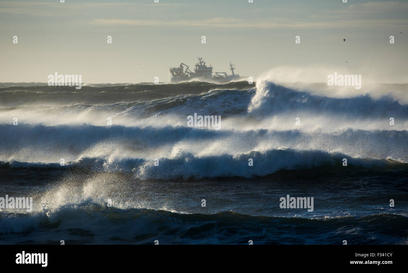 Olas rompiendo alrededor de un arrastrero frente a la península de Reykjanes, Islandia Foto de stock