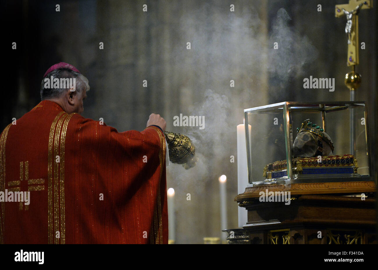 Praga, República Checa. 28 Sep, 2015. Tradicional romería misa sirvió en la Catedral de San Vito en Praga, República Checa, el 28 de septiembre de 2015. Duque Wenceslao, santo patrono de las tierras checas, fue asesinado hace 1080 años. © Katerina Sulova/CTK Foto/Alamy Live News Foto de stock
