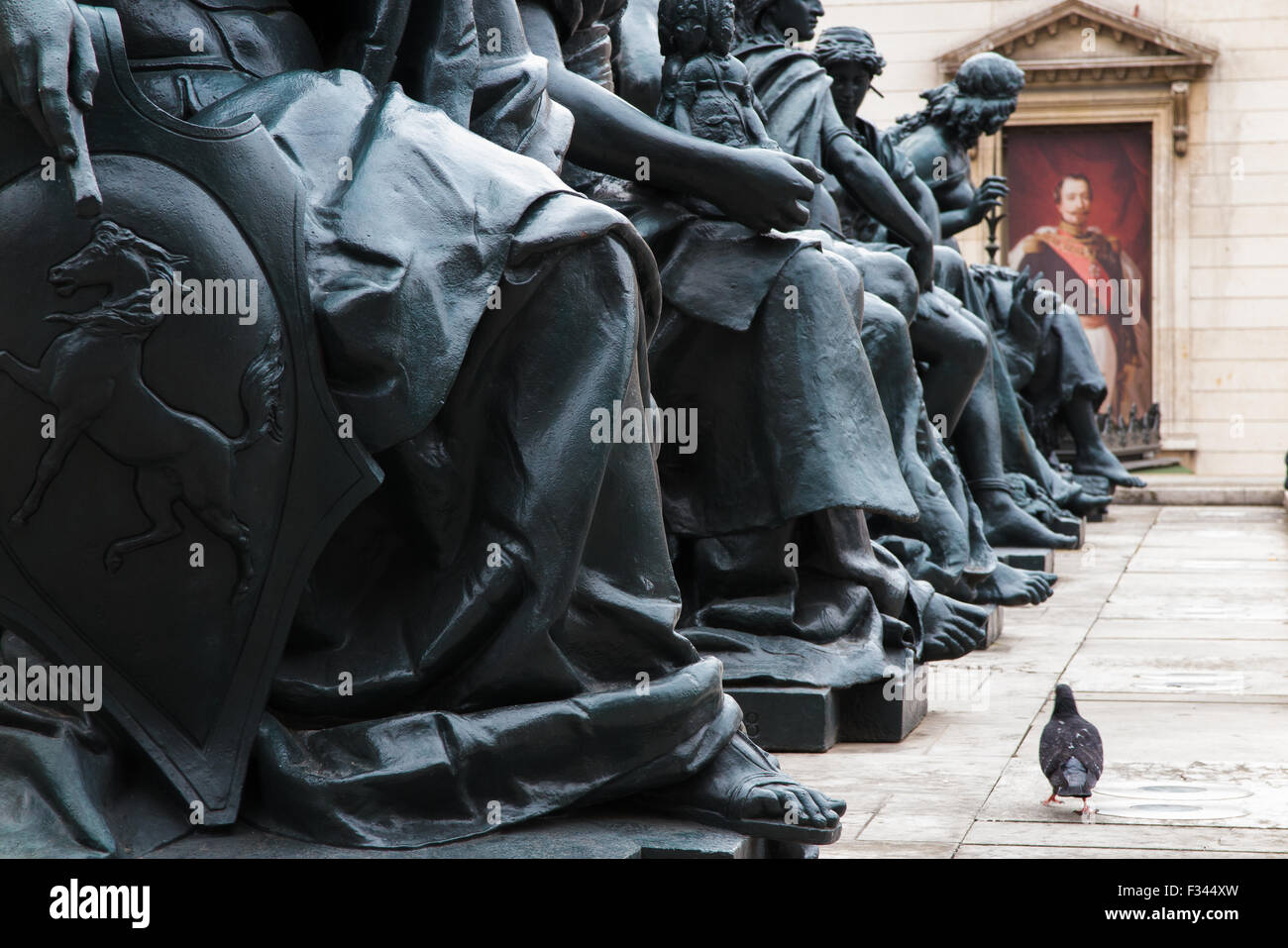 Estatuas y paloma fuera del Musée d'Orsay, París, Francia Foto de stock