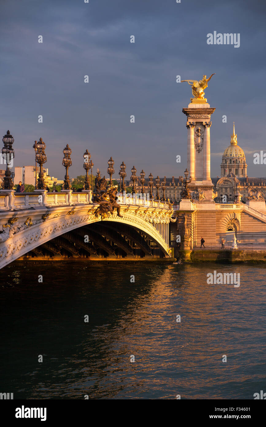 El Puente Alexandre III, el río Sena y el Hotel des Invalides, Paris, Francia Foto de stock