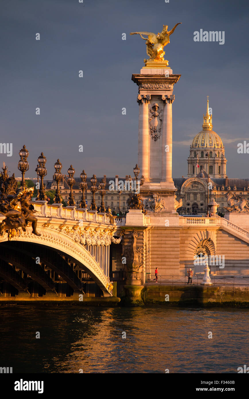 El Puente Alexandre III, el río Sena y el Hotel des Invalides, Paris, Francia Foto de stock