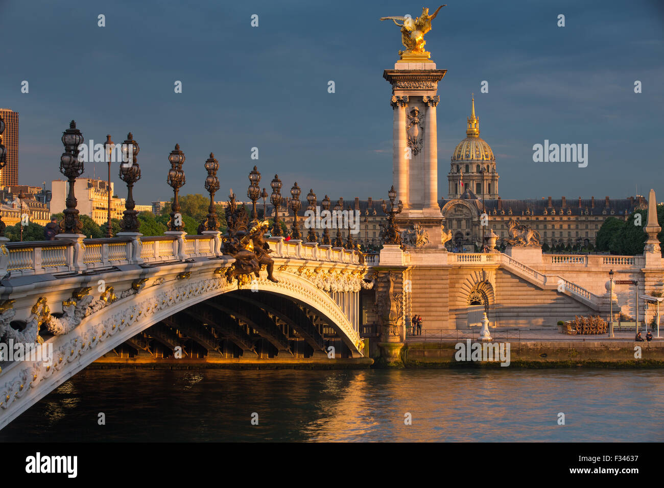 Pont Alexandre III, mirando hacia Les Invalides sobre el río Sena, París, Francia Foto de stock