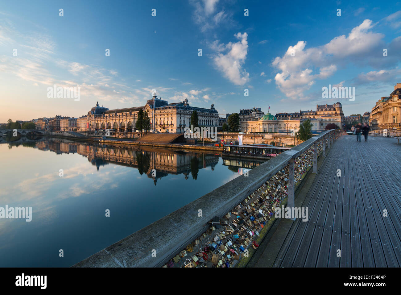 El Musée d'Orsay y del Río Sena desde Pont Solférino al amanecer, París, Francia Foto de stock