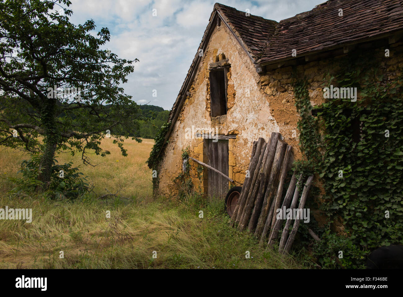 Una granja abandonada cerca de Molières, el Pays de Bergerac, Périgord, Dordogne, Aquitania, Francia Foto de stock