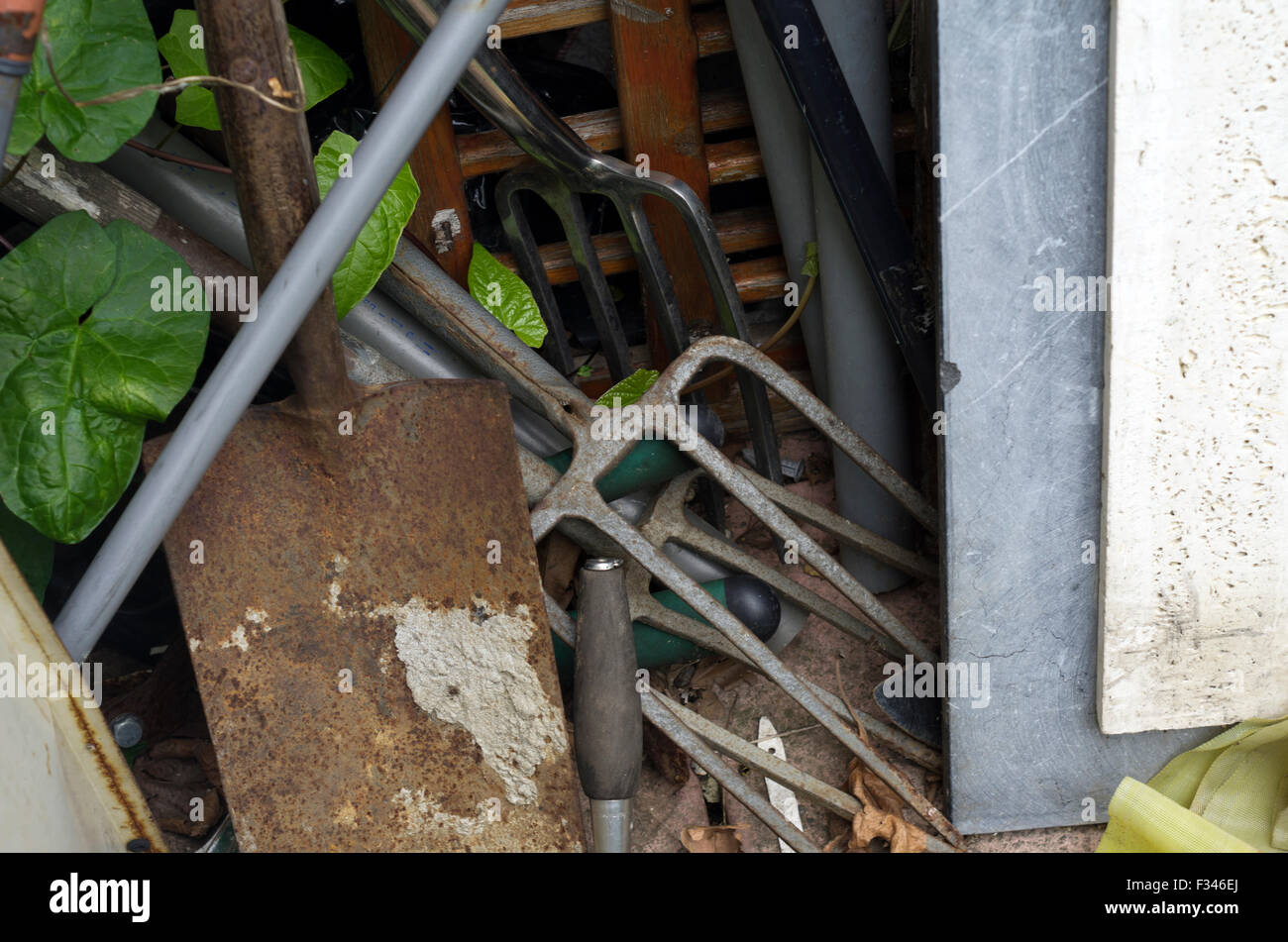 La escena del jardín con una maraña de pala, horca y otras herramientas de  metal y de madera Fotografía de stock - Alamy