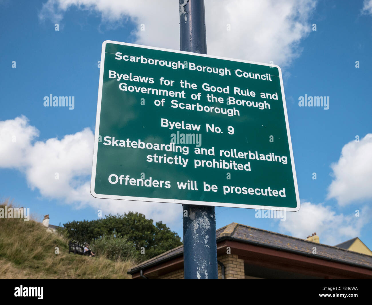 Skateboarding Rollerblading prohibido firmar Filey Yorkshire Reino Unido Foto de stock
