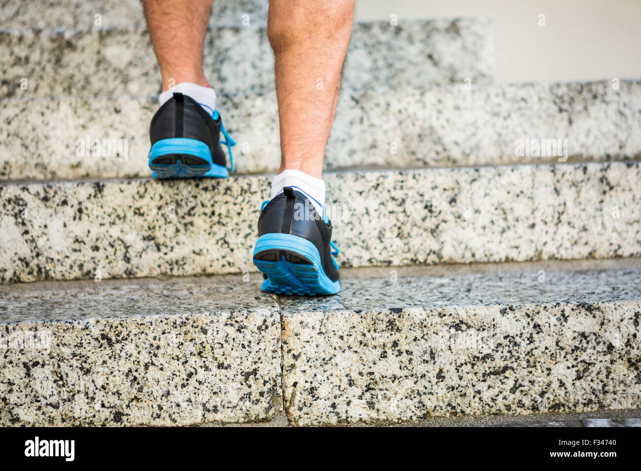 Atleta correr por las escaleras Fotografía de stock Alamy