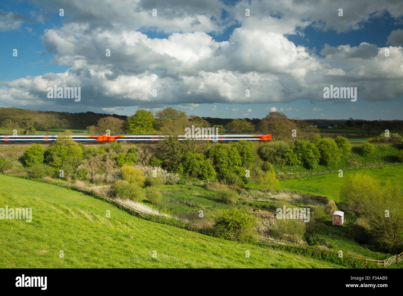 Tren pasa a través Milborne Wick, Somerset, Inglaterra, Reino Unido. Foto de stock