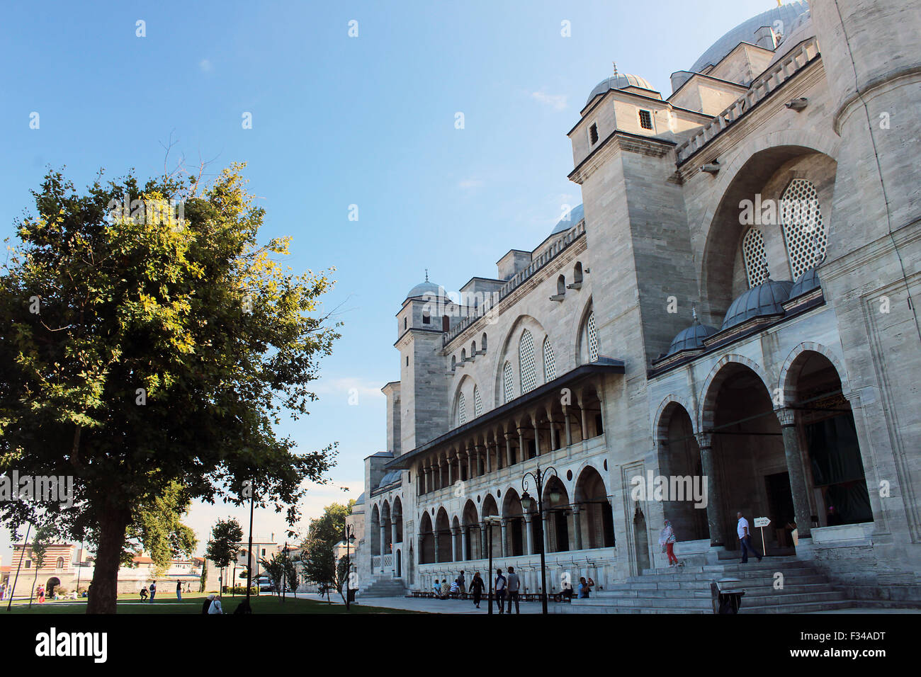 Una típica mezquita de Estambul como un histórico monumento arquitectónico y religioso. Foto de stock