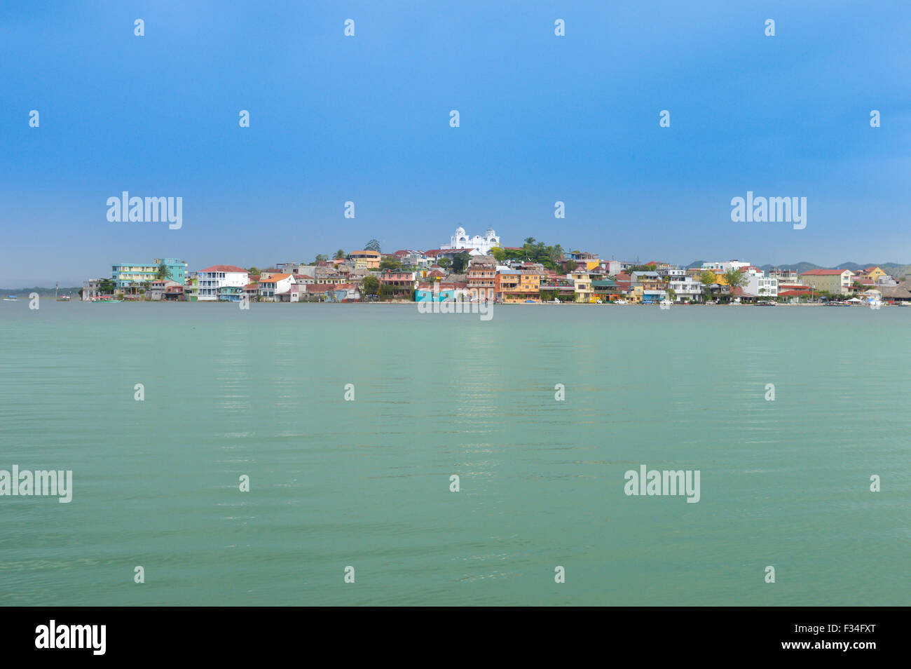 La vista de la ciudad de Flores visto desde el barco en el lago Petén Itzá, Guatemala Foto de stock