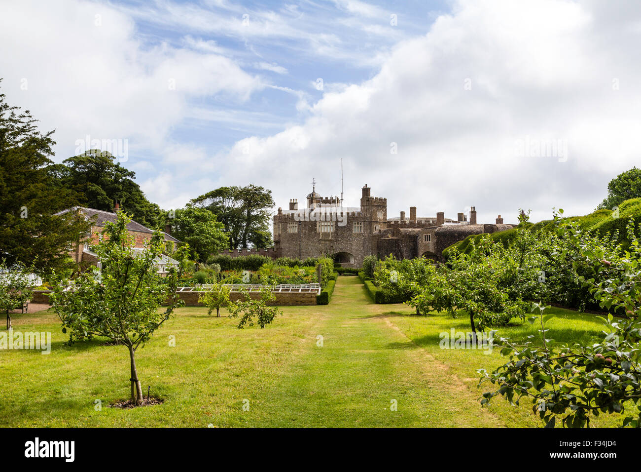 Tudor Walmer Castle construido en 1540 con el jardín y huerto en el de primer plano. Blanco y azul cielo nublado sobrecarga. Amplio ángulo de disparo. Foto de stock