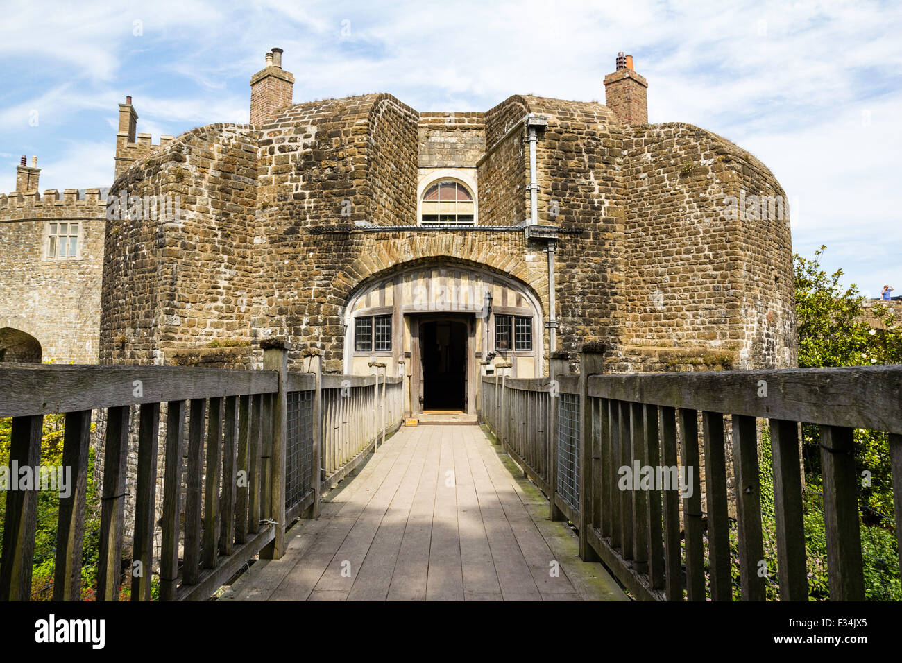 Tudor Walmer castillo construido en 1540 como una fortaleza de artillería moderna. La entrada trasera con puente de madera sobre el foso seco. Blanco y azul cielo nublado. Foto de stock