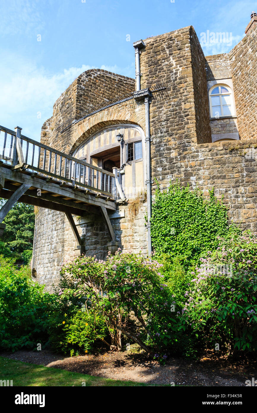Tudor Walmer castillo construido en 1540 como una fortaleza de artillería moderna. La entrada trasera con puente de madera sobre el foso seco. Blanco y azul cielo nublado. Foto de stock