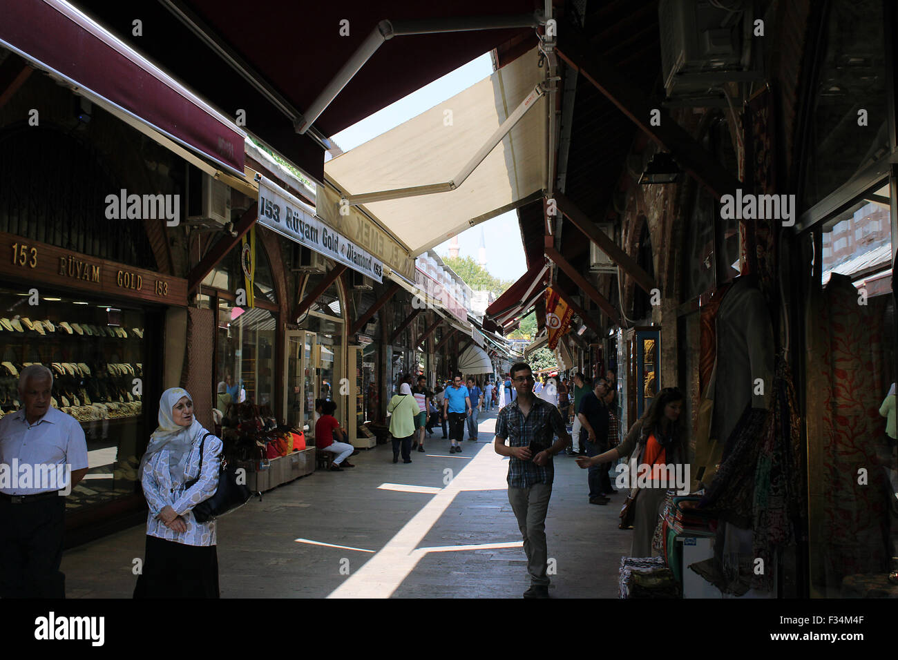 Estambul, Turquía - Septiembre 20, 2015: Los turistas y gente local visite Arasta Bazaar en Estambul, Turquía. Foto de stock