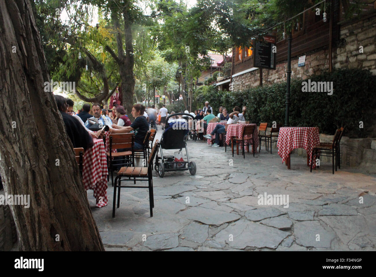 Estambul, Turquía - 21 de septiembre de 2015: Los pueblos están sentados en el café de Estambul la famosa colina de Pierre Loti Foto de stock