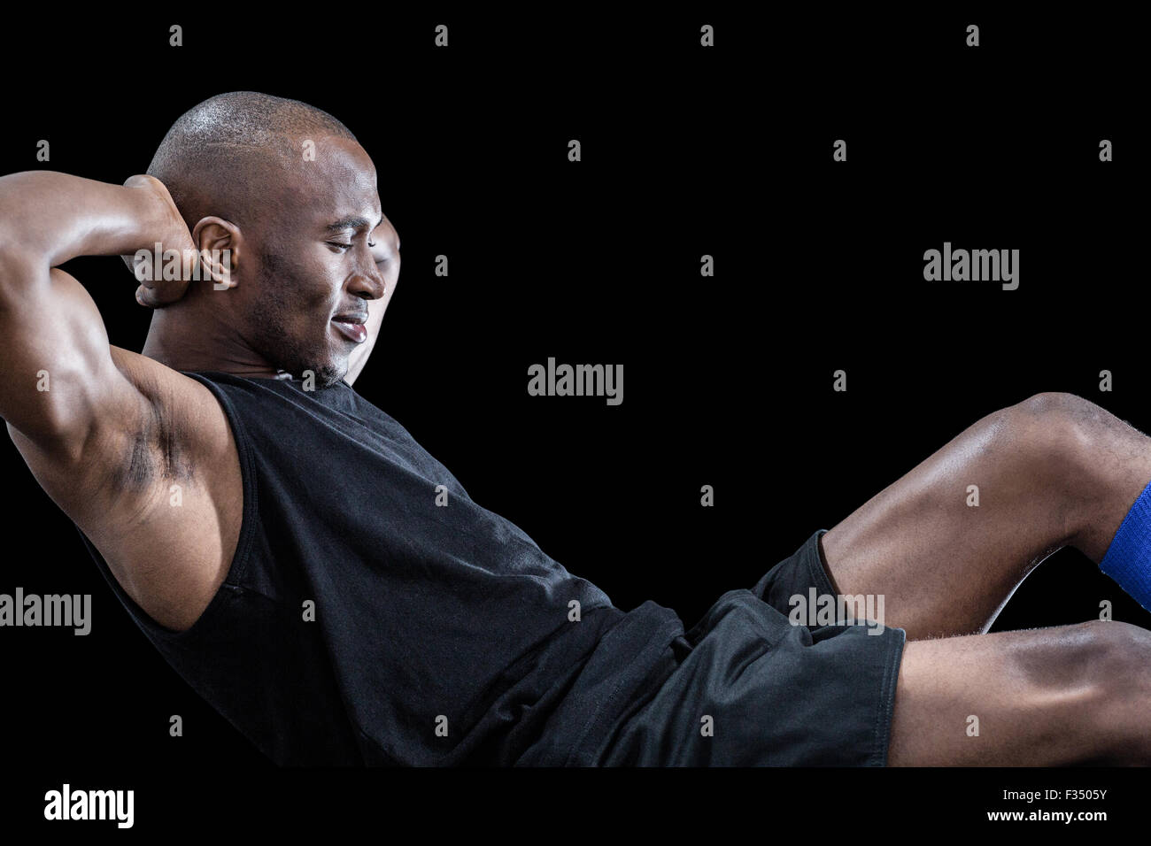 Hombre haciendo muscular sentarse ups con los ojos cerrados Foto de stock