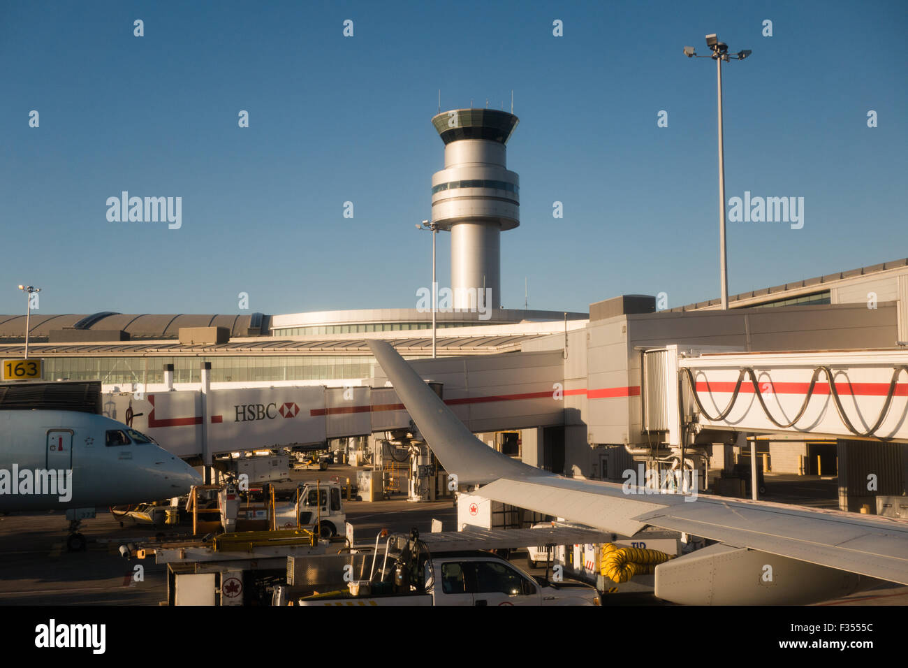 Torre de control de tráfico del aeropuerto Foto de stock