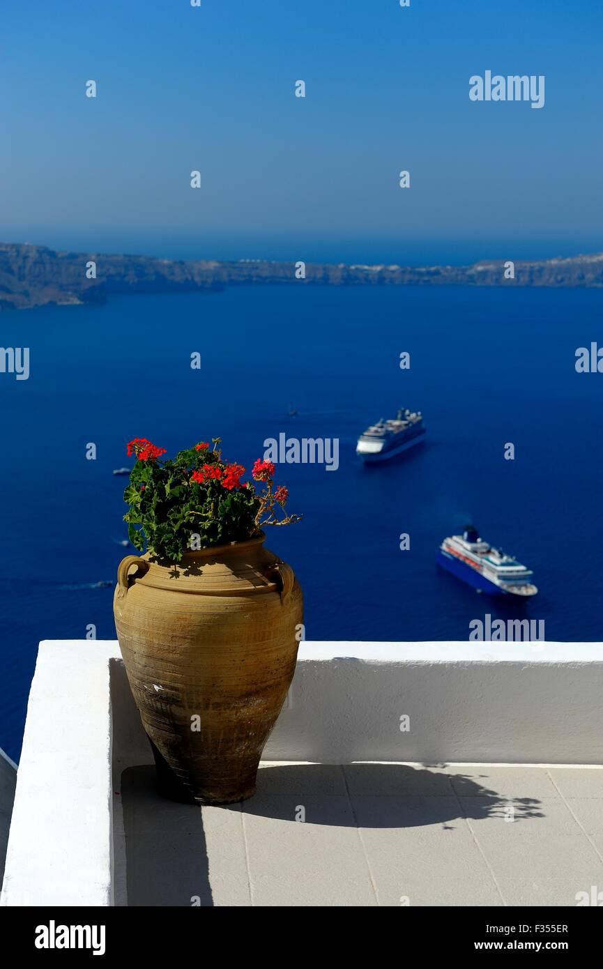 Una urna de terracota con flores en una azotea de caldera Santorini Grecia Foto de stock
