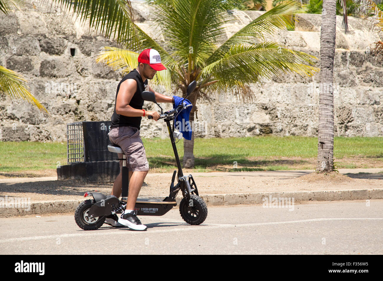 CARTAGENA - 13 DE el hombre no identificado mediante un scooter eléctrico en 13th, 2015 en Cartagena, Colombia. Carta Fotografía de - Alamy