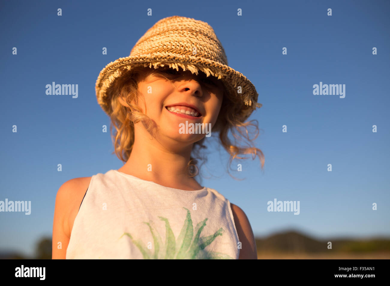 Cute Little Girl emocional retrato al aire libre en la luz cálida del atardecer Foto de stock