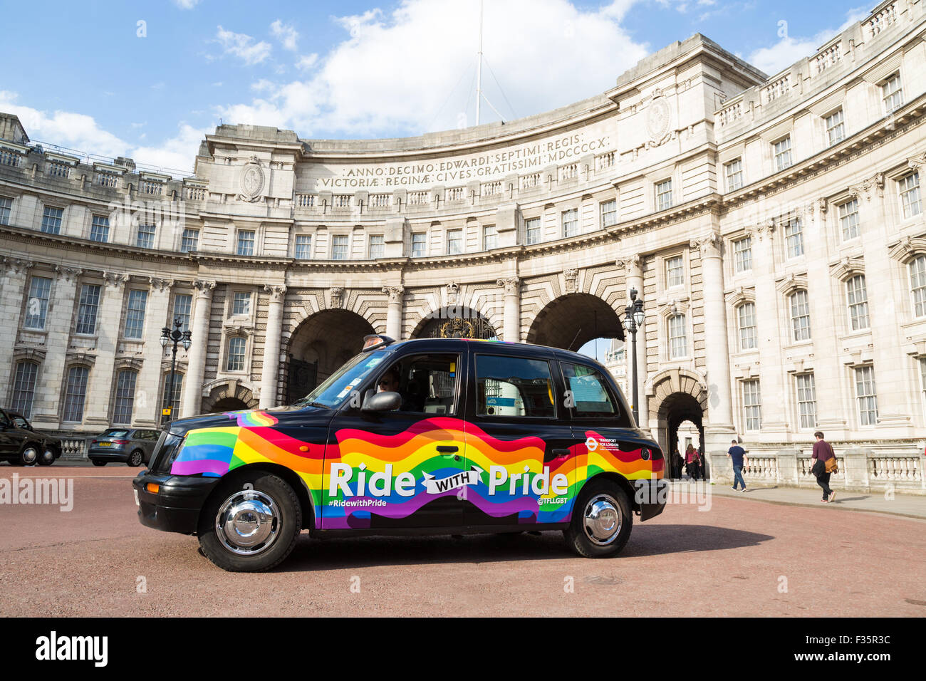 Un taxi negro de Londres, decorado con el paseo con orgullo la envoltura. Foto de stock