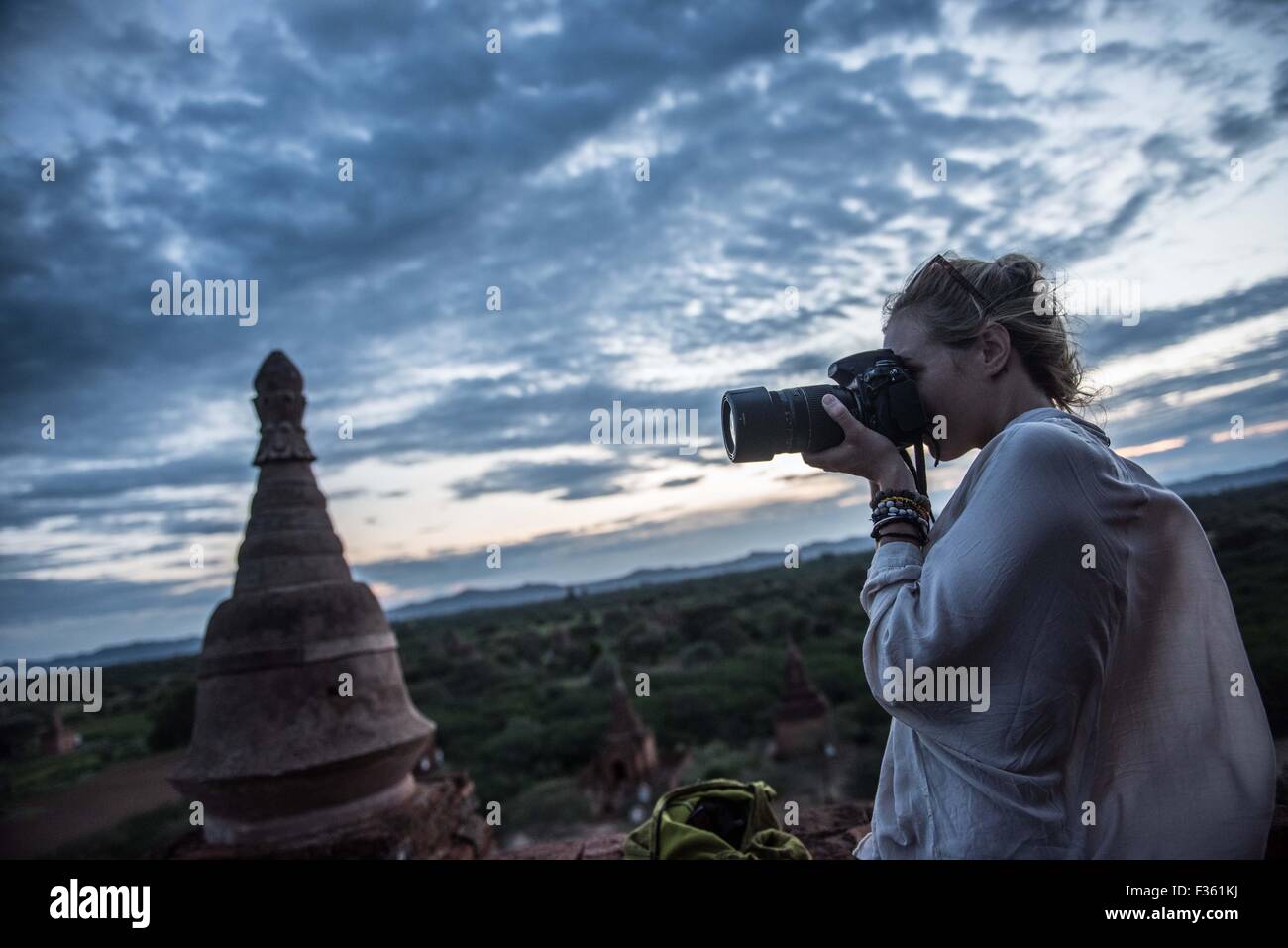 Un viajero toma fotos de los templos de Bagan, Myanmar Foto de stock