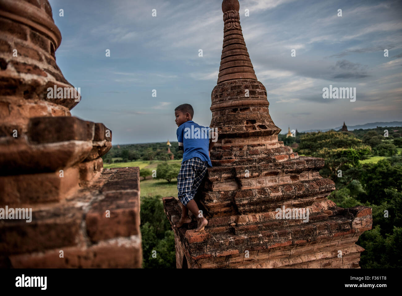 Los niños juegan en un templo en Bagan, Myanmar. Foto de stock